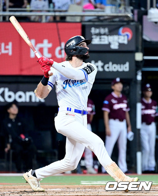 [OSEN=수원, 최규한 기자] 14일 수원 KT위즈파크에서 ‘2026 신한 SOL Bank KBO리그’ KT 위즈와 키움 히어로즈의 경기가 열렸다.홈팀 KT는 고영표, 방문팀 키움은 박준현을 선발로 내세웠다.1회말 무사 만루 상황 KT 힐리어드가 선제 1타점 희생플라이를 날리고 있다. 2026.08.14 / dreamer@osen.co.kr