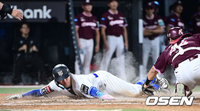 [OSEN=수원, 최규한 기자] 14일 수원 KT위즈파크에서 ‘2026 신한 SOL Bank KBO리그’ KT 위즈와 키움 히어로즈의 경기가 열렸다.홈팀 KT는 고영표, 방문팀 키움은 박준현을 선발로 내세웠다.6회초 1사 2사 1, 3루 상황 KT 힐리어드 타석 때 3루 주자 최원준이 홈을 파고들어 세이프되고 있다. 2026.08.14 / dreamer@osen.co.kr