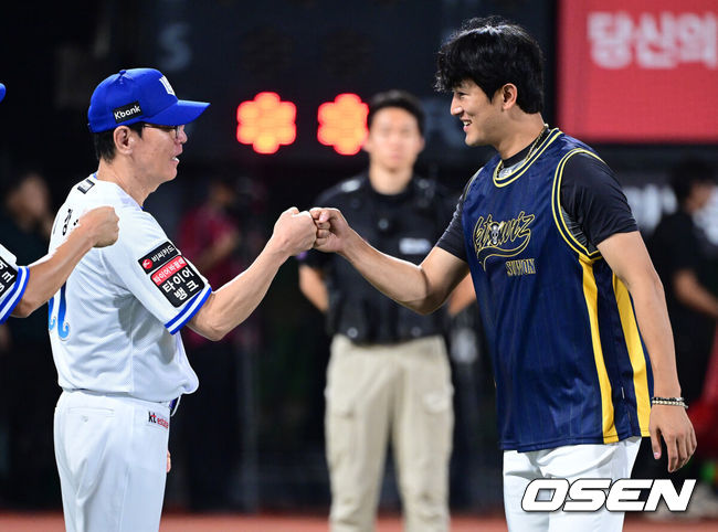 [OSEN=수원, 최규한 기자] 14일 수원 KT위즈파크에서 ‘2026 신한 SOL Bank KBO리그’ KT 위즈와 키움 히어로즈의 경기가 열렸다.이날 경기는 홈팀 KT가 8-3 승리를 거뒀다.경기를 마치고 KT 이강철 감독과 선발투수 고영표가 인사를 나누고 있다. 2026.08.14 / dreamer@osen.co.kr