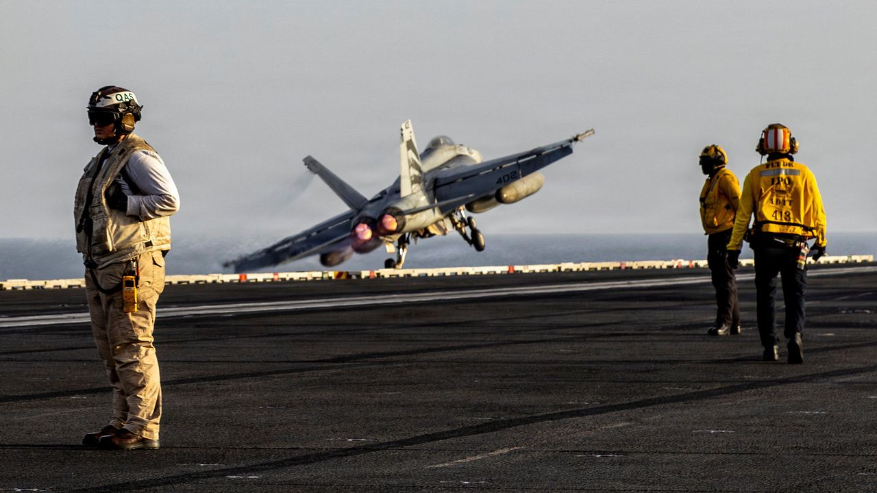지난 4월 1일 미 해군 니미츠급 항공모함 USS 에이브러햄 링컨함에서 F-18E 수퍼 호넷이 이륙하고 있다. 로이터=연합뉴스