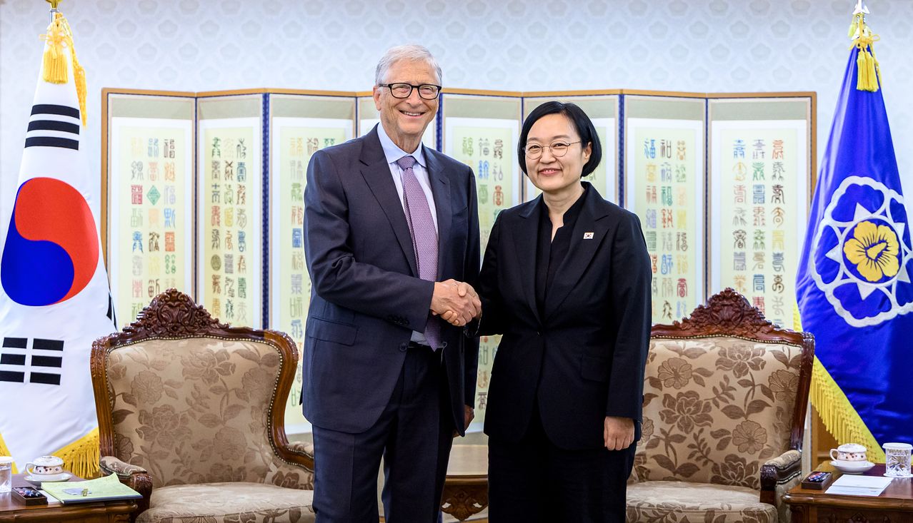 한성숙 국무총리가 14일 오후 서울 종로구 정부서울청사에서 마이크로소프트·테라파워 창업자인 빌 게이츠 게이츠 재단 이사장과 악수하고 있다. 뉴스1