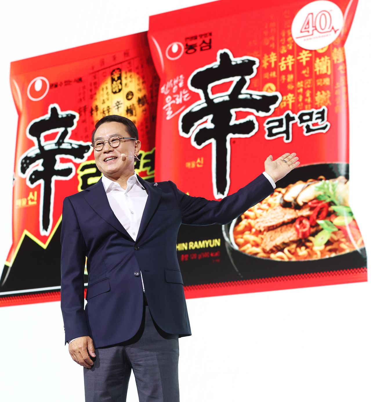 조용철 농심 대표가 지난 5월 서울 중구 롯데호텔 크리스탈볼룸에서 열린 신라면 출시 40주년 기자간담회에서 발언하고 있다. 뉴스1