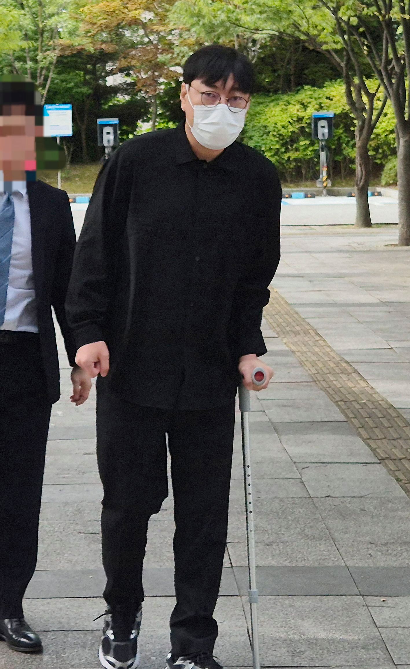 개그맨 이진호가 14일 수원지법 여주지원에서 열린 음주운전 및 불법도박 혐의 사건 공판에 출석하고 있다. 뉴스1