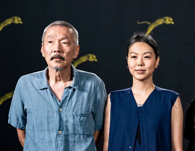  홍상수 감독(왼쪽부터)은 35번째 장편 '눈 둘 데가 없네'로 로카르노영화제 경쟁부문에 5번째 초청됐다. 이번 영화는 그가 2017년 연인 사이를 공식 인정한 배우 김민희가 출연한 그의 13번째 작품이기도 하다. 사진은 두 사람이 13일(현지시간) '눈 둘 데가 없네' 포토콜에서 포즈를 취한 모습이다. AP=연합뉴스
