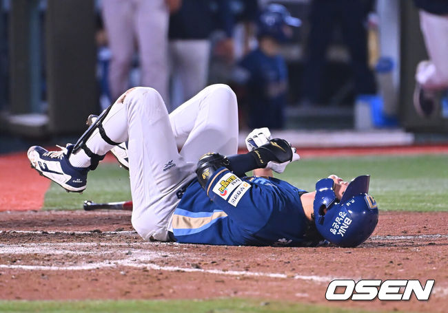 [OSEN=부산, 이석우 기자] 14일 부산 사직야구장에서 2026 신한 SOL KBO 리그 롯데 자이언츠와 NC 다이노스의 경기가 열렸다. 홈팀 롯데는 김진욱이, 방문팀 NC는 토다가 선발 출전했다.NC 다이노스 천재환이 9회초 롯데 자이언츠 김원중의 투구에 맞고 쓰러져 있다. 2026.08.14 / foto0307@osen.co.kr