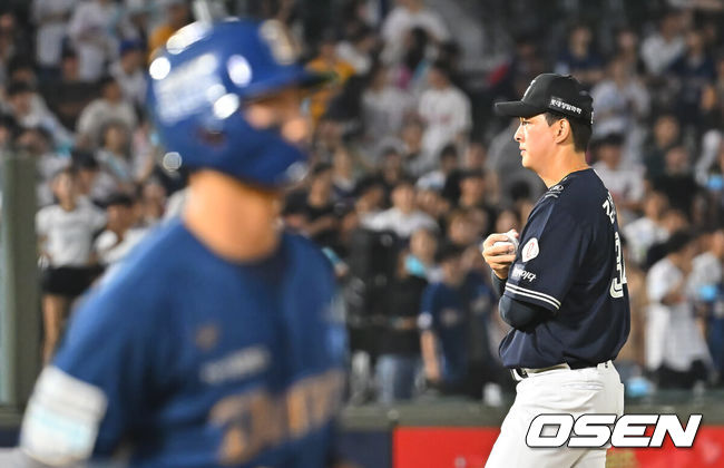 [OSEN=부산, 이석우 기자] 14일 부산 사직야구장에서 2026 신한 SOL KBO 리그 롯데 자이언츠와 NC 다이노스의 경기가 열렸다. 홈팀 롯데는 김진욱이, 방문팀 NC는 토다가 선발 출전했다.롯데 자이언츠 김원중이 9회초 무사 1루 NC 다이노스 김주원에게 몸에 맞는 볼을 던지고 아쉬워하고 있다. 2026.08.14 / foto0307@osen.co.kr