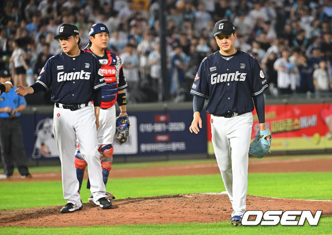 [OSEN=부산, 이석우 기자] 14일 부산 사직야구장에서 2026 신한 SOL KBO 리그 롯데 자이언츠와 NC 다이노스의 경기가 열렸다. 홈팀 롯데는 김진욱이, 방문팀 NC는 토다가 선발 출전했다.롯데 자이언츠 김원중이 9회초 역전을 허용하고 교체되고 있다. 2026.08.14 / foto0307@osen.co.kr