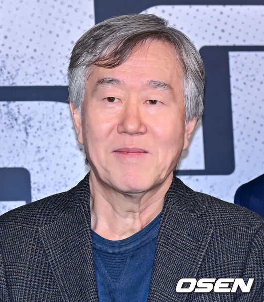 [OSEN=지형준 기자] 6일 오후 서울 신도림 라마다호텔에서JTBC새 토일드라마‘협상의 기술’ 제작발표회가 열렸다.오는8일(토)첫 방송될 ‘협상의 기술’(연출 안판석,극본 이승영, (주)비에이엔터테인먼트, SLL,드라마하우스스튜디오)은 전설의 협상가로 불리는 대기업의M&A전문가와 그 팀의 활약상을 그리는 드라마.안판석 감독이 포토타임을 하고 있다. 2025.03.06 / jpnews@osen.co.kr