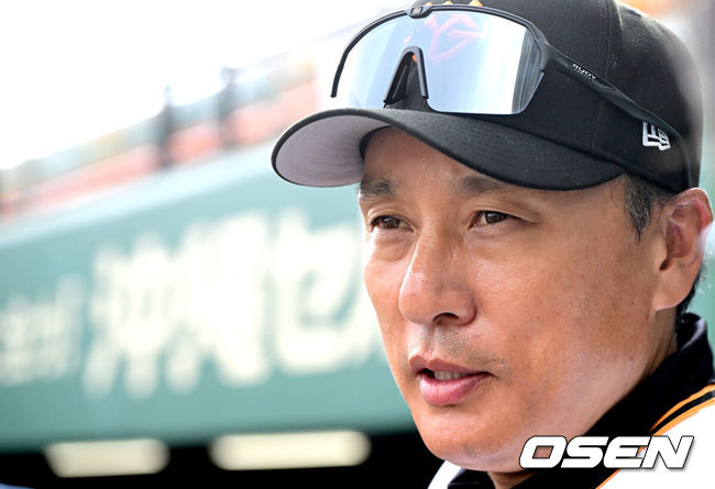 [OSEN=오키나와(일본), 최규한 기자] 프로야구 삼성 라이온즈가 28일 일본 오키나와 나하 셀룰러 스타디움에서 일본프로야구 요미우리 자이언츠와 연습경기를 펼쳤다.삼성은 요미우리를 상대로 최원태를 선발로 내세웠다.경기를 마치고 이승엽 요미우리 타격코치가 취재진과 인터뷰를 하고 있다. 2026.02.28 / dreamer@osen.co.kr