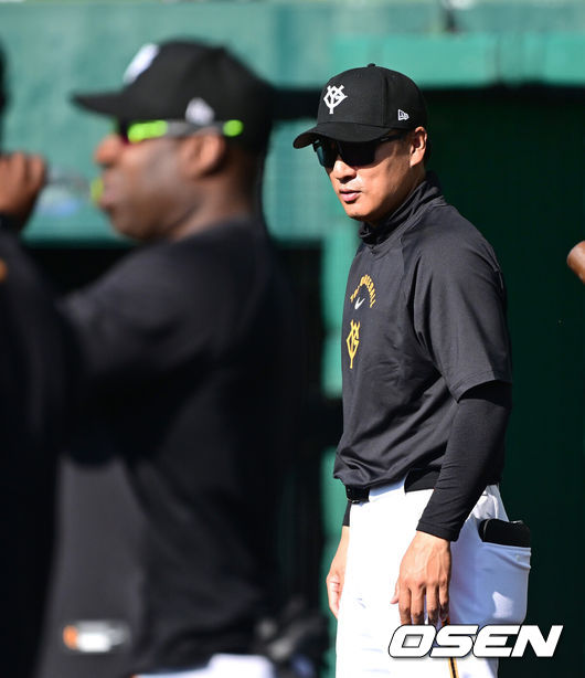 [OSEN=오키나와(일본), 최규한 기자] 프로야구 삼성 라이온즈가 28일 일본 오키나와 나하 셀룰러 스타디움에서 일본프로야구 요미우리 자이언츠와 연습경기를 펼쳤다.삼성은 요미우리를 상대로 최원태를 선발로 내세운다.요미우리 이승엽 타격코치가 선수들의 훈련을 주시하고 있다. 2026.02.28 / dreamer@osen.co.kr