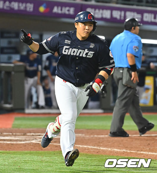 [OSEN=부산, 이석우 기자] 14일 부산 사직야구장에서 2026 신한 SOL KBO 리그 롯데 자이언츠와 NC 다이노스의 경기가 열렸다. 홈팀 롯데는 김진욱이, 방문팀 NC는 토다가 선발 출전했다.롯데 자이언츠 한동희가 8회말 2사 좌월 동점 솔로 홈런을 치고 세리머니를 하고 있다. 2026.08.14 / foto0307@osen.co.kr