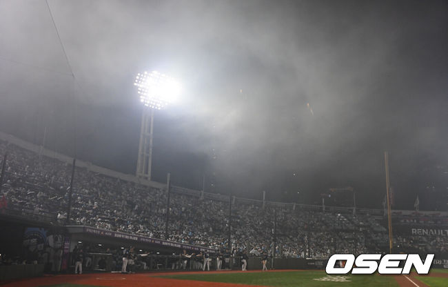 [OSEN=부산, 이석우 기자] 15일 부산 사직야구장에서 2026 신한 SOL KBO 리그 롯데 자이언츠와 NC 다이노스의 경기가 열렸다. 홈팀 롯데는 박세웅이, 방문팀 NC는 원종해가 선발 출전했다.싸이 흠뻑쇼 불꽃놀이 여파로 연기가 사직야구장으로 깔려 경기가 중단되고 있다. 2026.08.15 / foto0307@osen.co.kr