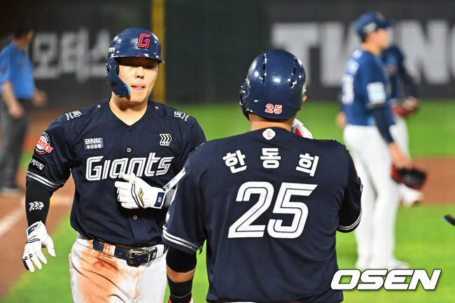 [OSEN=부산, 이석우 기자] 15일 부산 사직야구장에서 2026 신한 SOL KBO 리그 롯데 자이언츠와 NC 다이노스의 경기가 열렸다. 홈팀 롯데는 박세웅이, 방문팀 NC는 원종해가 선발 출전했다.롯데 자이언츠 고승민이 7회말 무사 1,2루 우월 역전 3점 홈런을 치고 하이파이브를 하고 있다. 2026.08.15 / foto0307@osen.co.kr