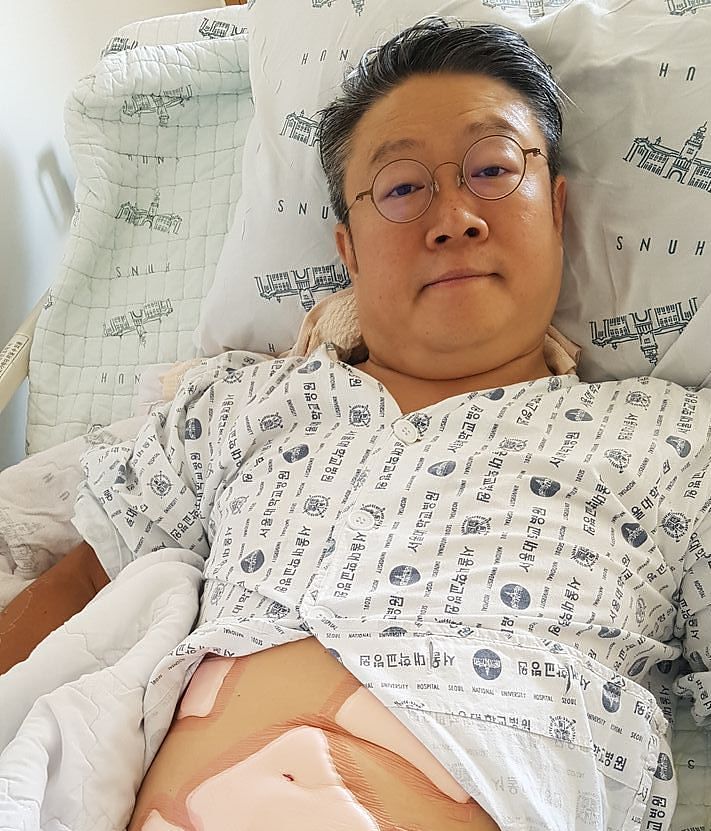  한진우 한의사가 2019년 대장암 3기 수술을 받고 입원실에서 누워 있는 모습. 