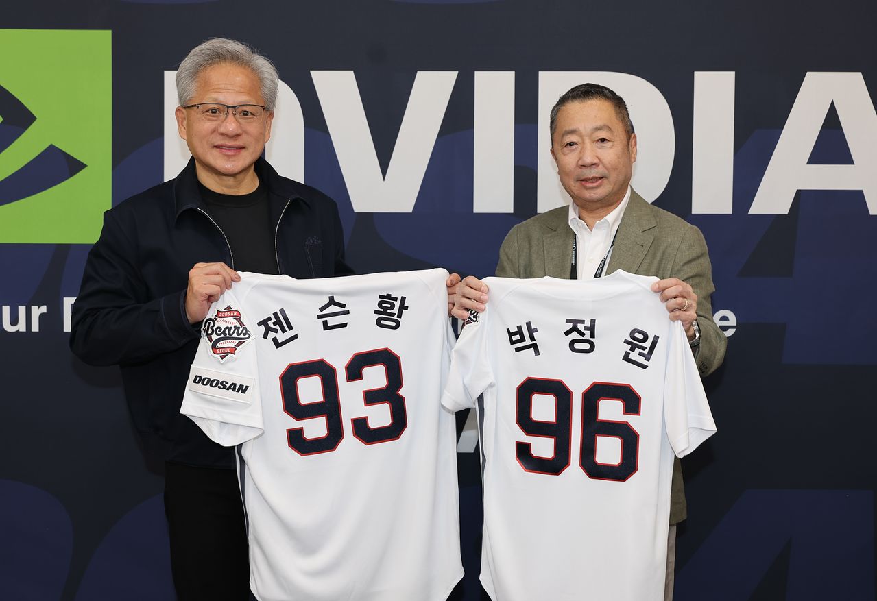 7일 서울 잠실구장에서 시구와 시타를 맡은 젠슨 황 엔비디아 CEO(왼쪽)과 박정원 두산그룹 회장. 사진 두산 베어스