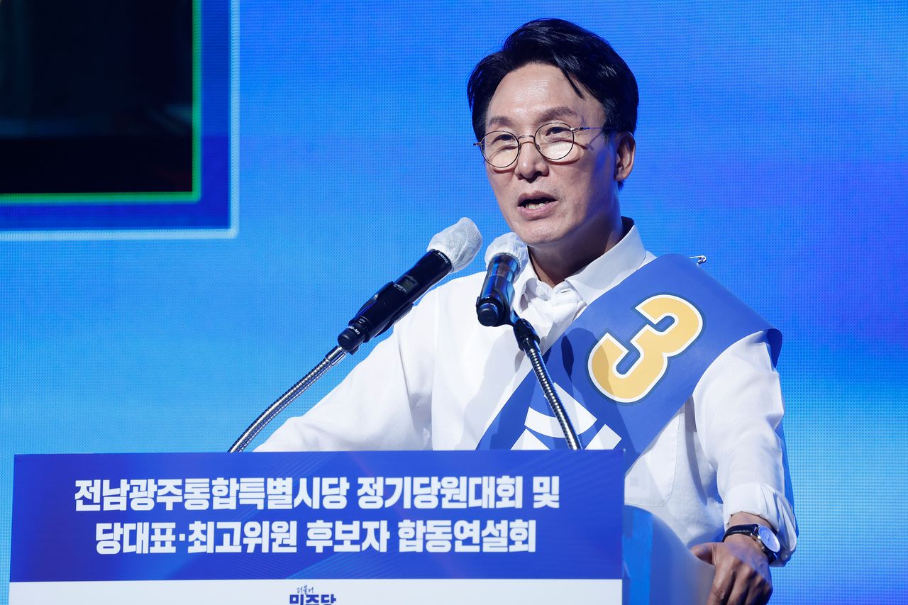 김민석 더불어민주당 당대표 후보가 15일 전남광주통합특별시 나주종합스포츠파크 다목적체육관에서 열린 민주당 당대표·최고위원 선출을 위한 전남광주 순회경선 합동연설회에서 정견발표를 하고 있다. 뉴스1