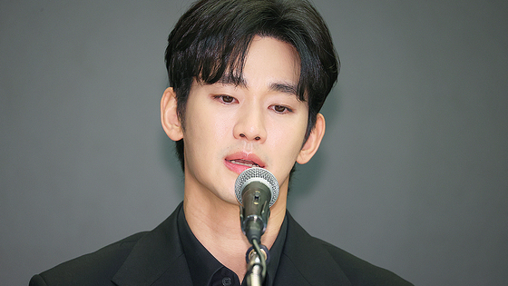 배우 김수현이 지난해 3월 31일 오후 서울 마포구 스탠포드 호텔에서 미성년자였던 배우 고 김새론과 교제했다는 의혹과 관련해 입장 발표 기자회견을 하고 있다. 연합뉴스