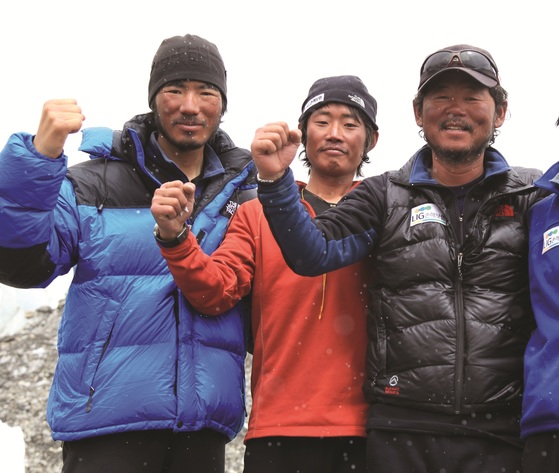 2011년 10월 18일 안나푸르나 남벽에서 사라진 박영석 대장(오른쪽)과 그의 등반 파티 신동민(왼쪽), 강기석 대원. 사진 안나푸르나남벽원정대