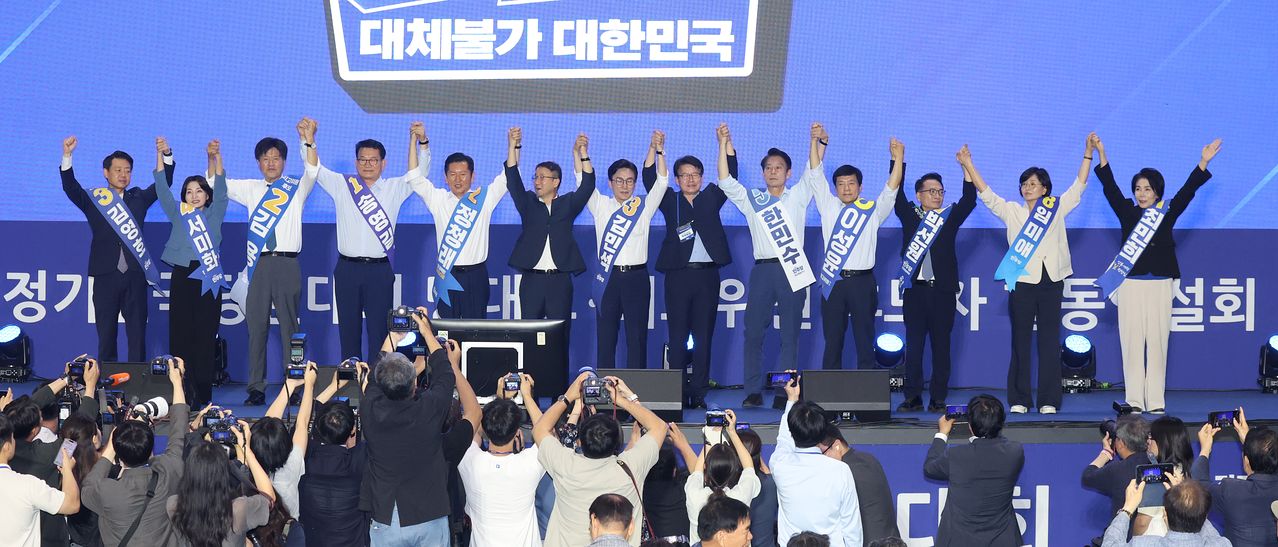 16일 경기 수원시 장안구 수원종합운동장에서 열린 더불어민주당 당대표·최고위원 선출을 위한 경기 지역 순회경선 합동연설회에서 송영길, 정청래, 김민석 당대표 후보와 최고위원 후보들이 인사를 하고 있다. 뉴스1