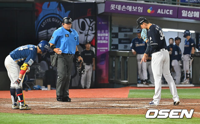 [OSEN=부산, 이석우 기자] 14일 부산 사직야구장에서 2026 신한 SOL KBO 리그 롯데 자이언츠와 NC 다이노스의 경기가 열렸다. 홈팀 롯데는 김진욱이, 방문팀 NC는 토다가 선발 출전했다.롯데 자이언츠 김원중이 9회초 무사 1,2루 NC 다이노스 최정원 타석때 폭투를 던지고 커버를 들어와 있다. 2026.08.14 / foto0307@osen.co.kr