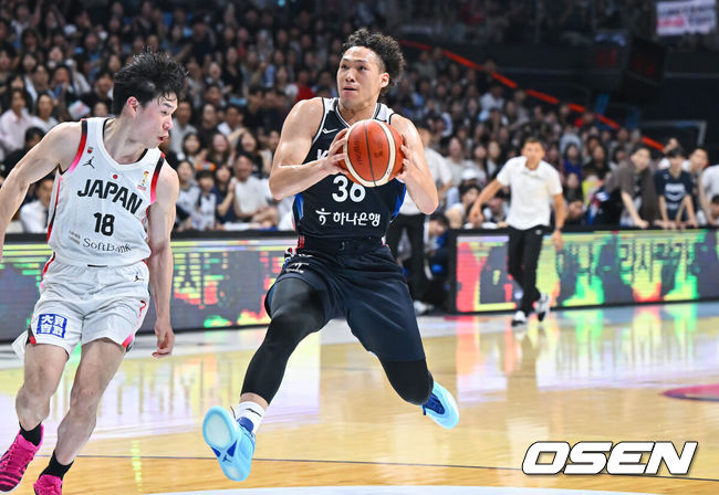 [OSEN=고양, 박준형 기자] 6일 오후 경기도 고양 소노 아레나에서 ’2027 FIBA 농구월드컵’ 아시아지역 윈도우 B조 6차전 대한민국과 일본의 경기가 열렸다.니콜라스 마줄스 감독이 이끄는 한국 남자농구대표팀(2승3패)은 일본(4승1패)을 반드시 잡아야 한다. 일본을 못 이기면 한국은 탈락이다.3쿼터 다니엘이 트레블링 파울을 하고 있다.       2026.07.06 / soul1014@osen.co.kr