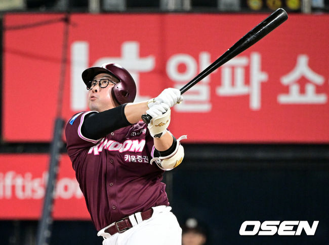 [OSEN=수원, 조은정 기자]15일 수원 KT위즈파크에서 ‘2026 신한 SOL Bank KBO리그’ KT 위즈와 키움 히어로즈의 경기가 열렸다.홈팀 KT는 오원석, 방문팀 키움은 하영민을 선발로 내세웠다.8회초 키움 선두타자 안치홍이 솔로 홈런을 날리고 있다. 2026.08.15 /cej@osen.co.kr