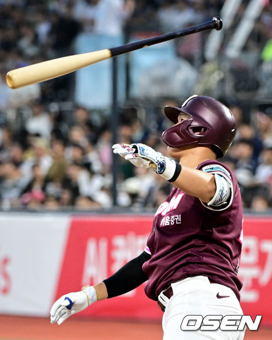 [OSEN=수원, 조은정 기자]15일 수원 KT위즈파크에서 ‘2026 신한 SOL Bank KBO리그’ KT 위즈와 키움 히어로즈의 경기가 열렸다.홈팀 KT는 오원석, 방문팀 키움은 하영민을 선발로 내세웠다.1회초 1사 1,2루에서 키움 박찬혁이 선제 스리런 홈런을 날리고 있다. 2026.08.15 /cej@osen.co.kr