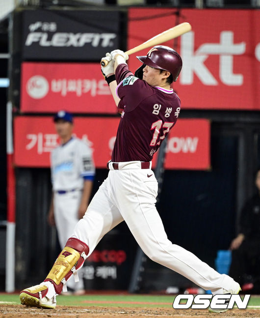 [OSEN=수원, 조은정 기자]15일 수원 KT위즈파크에서 ‘2026 신한 SOL Bank KBO리그’ KT 위즈와 키움 히어로즈의 경기가 열렸다.홈팀 KT는 오원석, 방문팀 키움은 하영민을 선발로 내세웠다.5회초 1사에서 키움 임병욱이 우월 솔로 홈런을 날리고 있다. 2026.08.15 /cej@osen.co.kr