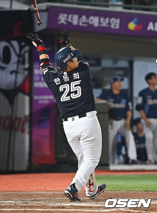 [OSEN=부산, 이석우 기자] 14일 부산 사직야구장에서 2026 신한 SOL KBO 리그 롯데 자이언츠와 NC 다이노스의 경기가 열렸다. 홈팀 롯데는 김진욱이, 방문팀 NC는 토다가 선발 출전했다.롯데 자이언츠 한동희가 8회말 2사 좌월 동점 솔로 홈런을 치고 있다. 2026.08.14 / foto0307@osen.co.kr