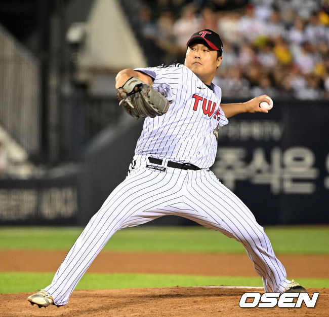 [OSEN=잠실, 이대선 기자] 15일 서울 잠실야구장에서 2026 신한 SOL KBO리그 LG 트윈스와 SSG 랜더스의 경기가 열렸다.이날 LG는 박시원, SSG 김건우를 선발로 내세웠다.5회초 무사 1루에서 LG 이우찬이 역투하고 있다. 2026.08.15 /sunday@osen.co.kr
