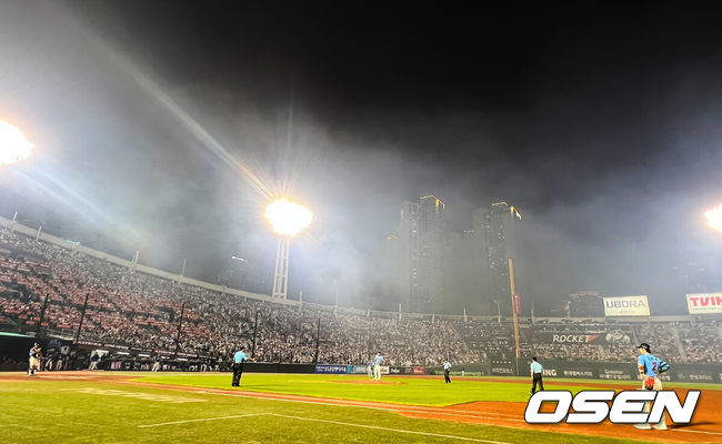 [OSEN=부산, 이석우 기자] 16일 부산 사직야구장에서 2025 신한 SOL 뱅크 KBO 리그 롯데 자이언츠와 삼성 라이온즈의 경기가 열렸다. 홈팀 롯데는 박세웅이, 방문팀 삼성은 최원태가 선발 출전했다.부산아시아드 보조경기장에서 열린 싸이 흠뻑쇼의 불꽃놀이 여파로 사직야구장에 연기가 가득해 경기가 중단되고 있다. 2025.08.16 / foto0307@osen.co.kr