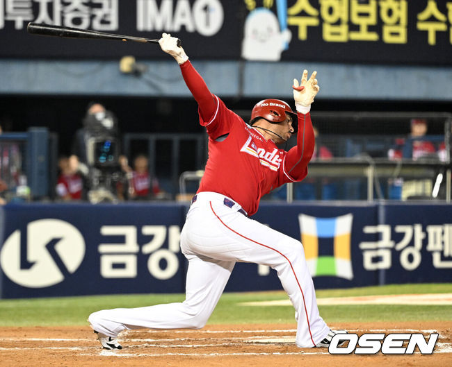 [OSEN=잠실, 이대선 기자] 15일 서울 잠실야구장에서 2026 신한 SOL KBO리그 LG 트윈스와 SSG 랜더스의 경기가 열렸다.이날 LG는 박시원, SSG 김건우를 선발로 내세웠다.7회초 2사에서 SSG 마드리스가 삼진으로 물러나고 있다. 2026.08.15 /sunday@osen.co.kr