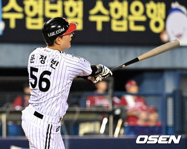 [OSEN=잠실, 이대선 기자] 15일 서울 잠실야구장에서 2026 신한 SOL KBO리그 LG 트윈스와 SSG 랜더스의 경기가 열렸다.이날 LG는 박시원, SSG 김건우를 선발로 내세웠다.6회말 LG 문정빈이 중월 솔로 홈런을 치고 있다. 2026.08.15 /sunday@osen.co.kr