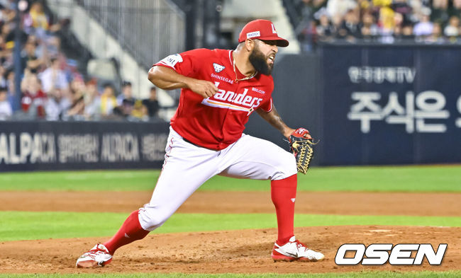 [OSEN=잠실, 박준형 기자] 16일 서울 잠실야구장에서 2026 신한 SOL KBO리그LG 트윈스와SSG 랜더스의 경기가 열렸다.이날 LG는카라스코를, SSG는 아빌라를 선발로 내세웠다.4회말 1사 1루 LG 오스틴의 내야땅볼때 SSG 선발투수 아빌라가 호수비 보인 박성한을 향해 주먹을 쥐며 환호하고 있다.    2026.08.16 / soul1014@osen.co.kr
