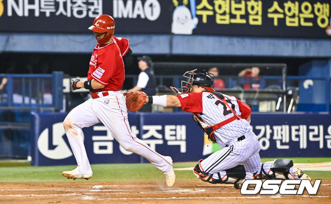 [OSEN=잠실, 박준형 기자] 16일 서울 잠실야구장에서 2026 신한 SOL KBO리그LG 트윈스와SSG 랜더스의 경기가 열렸다.이날 LG는카라스코를, SSG는 아빌라를 선발로 내세웠다.5회초 1사 2,3루 SSG 정준재 선취 2타점 적시타때 2루 주자 조형우가 태크 피해 홈을 밟고 있다.      2026.08.16 / soul1014@osen.co.kr
