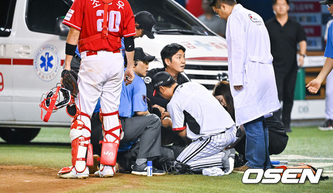 [OSEN=잠실, 박준형 기자] 16일 서울 잠실야구장에서 2026 신한 SOL KBO리그LG 트윈스와SSG 랜더스의 경기가 열렸다.이날 LG는카라스코를, SSG는 아빌라를 선발로 내세웠다.7회말 LG 송찬의 파울타구에 맞은 함지웅 구심이 쓰러져 있다.     2026.08.16 / soul1014@osen.co.kr