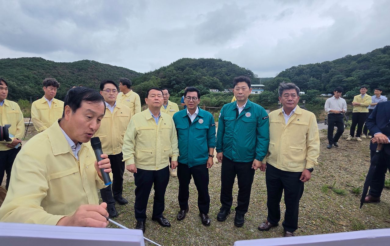 지난 12일 경북 포항시 남구 오천읍 항사댐 건설예정지를 방문한 박용선 포항시장(오른쪽 두 번째)과 이상휘 국민의힘 의원(오른쪽 세 번째) 등 참석자들이 항사댐 건설 관련 설명을 듣고 있다. 사진 이상휘 의원실