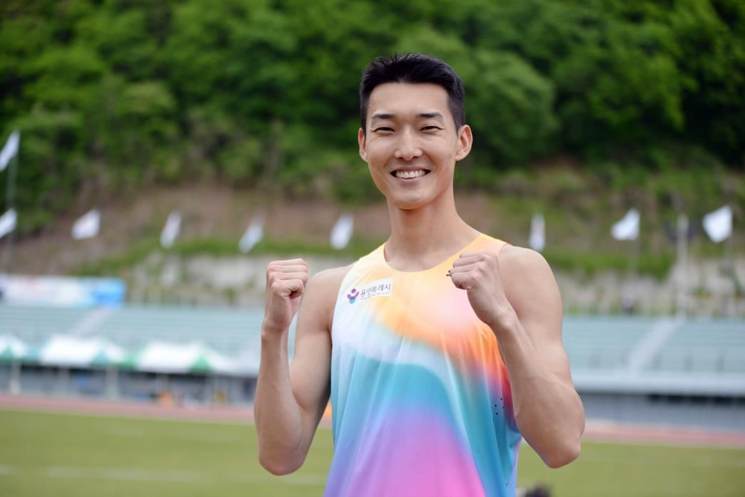 지난 5월 강원도 정선에서 열린 육상경기선수권에서 우승한 뒤 활짝 웃는 우상혁. 연합뉴스