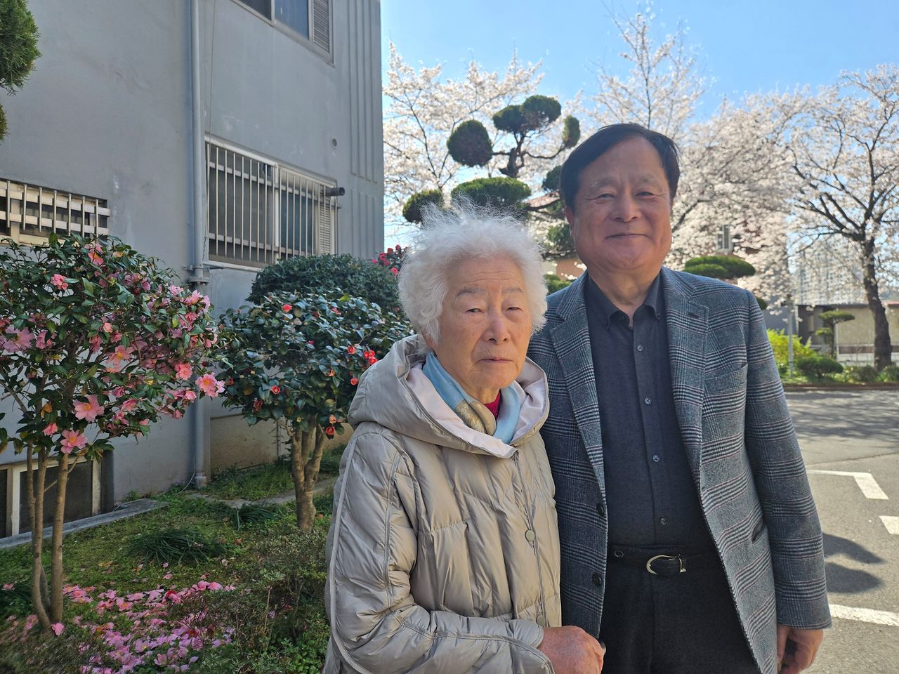  박상철 전남대 연구석좌교수와 어머니 강영례(98)씨. 집이 서울인 박 교수는 일주일에 2~3일은 광주에 내려가서 어머니와 함께 시간을 보낸다. 사진 박 교수