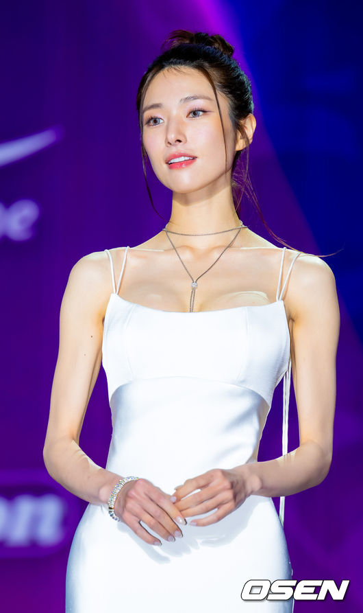 [OSEN=민경훈 기자] 29일 오후 서울 동대문 DDP 아트홀 1관에서 ‘2025 서울콘 에이판 스타 어워즈(2025 SEOULCON APAN STAR AWARDS)’가 열렸다.이 시상식은 지난 2012년 출범 이후 약 11년째 전통을 이어오며 전 세계 K-드라마 팬들과의 교류를 확대하고 산업 전반의 활력을 이끌어왔다. 지난해에 이어 올해도 배우 김승우와 방송인 박선영이 시상식 진행을 맡는다. 배우 하영이 포토타임을 하고 있다. 2025.12.29 / rumi@osen.co.kr