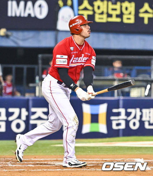 [OSEN=잠실, 박준형 기자] 16일 서울 잠실야구장에서 2026 신한 SOL KBO리그LG 트윈스와SSG 랜더스의 경기가 열렸다.이날 LG는카라스코를, SSG는 아빌라를 선발로 내세웠다.6회초 1사 SSG 마드리스가 백투백 홈런을 날리고 있다.   2026.08.16 / soul1014@osen.co.kr