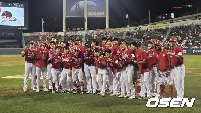 [OSEN=잠실, 한용섭 기자] 프로야구 SSG 랜더스의 외국인 타자 마드리스가 16일 서울 잠실야구장에서 LG 트윈스와경기가 끝나고 동료들과 기념 사진을 찍고 있다. 이날 경기가 마드리스의 고별전이었다. /orange@osen.co.kr