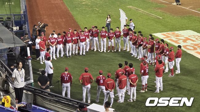 [OSEN=잠실, 한용섭 기자] 프로야구 SSG 랜더스의 외국인 타자 마드리스가 16일 서울 잠실야구장에서 LG 트윈스와경기가 끝나고 동료들과 작별 인사를 나누고 있다. 이날 경기가 마드리스의 고별전이었다. /orange@osen.co.kr