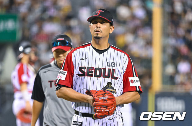 [OSEN=잠실, 박준형 기자] 16일 서울 잠실야구장에서 2026 신한 SOL KBO리그LG 트윈스와SSG 랜더스의 경기가 열렸다. 이날 LG는카라스코를, SSG는 아빌라를 선발로 내세웠다. 6회초 LG 선발투수 카라스코가 강판되고 있다.    2026.08.16 / soul1014@osen.co.kr