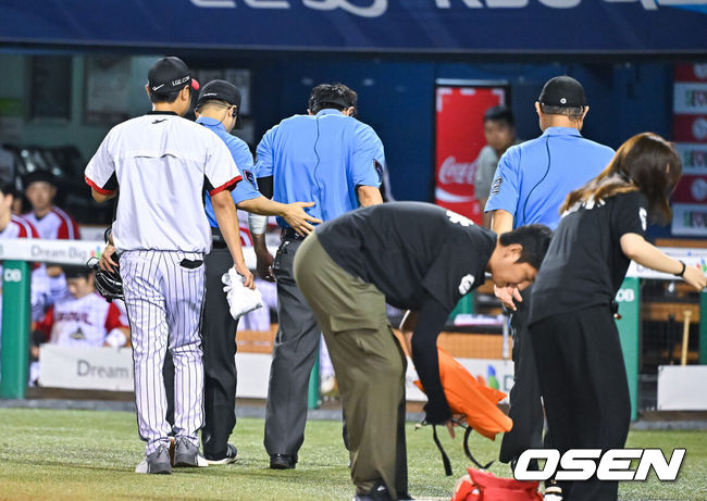 [OSEN=잠실, 박준형 기자] 16일 서울 잠실야구장에서 2026 신한 SOL KBO리그LG 트윈스와SSG 랜더스의 경기가 열렸다.이날 LG는카라스코를, SSG는 아빌라를 선발로 내세웠다.7회말 LG 송찬의 파울타구에 맞은 함지웅 구심이 교체되고 있다.   2026.08.16 / soul1014@osen.co.kr