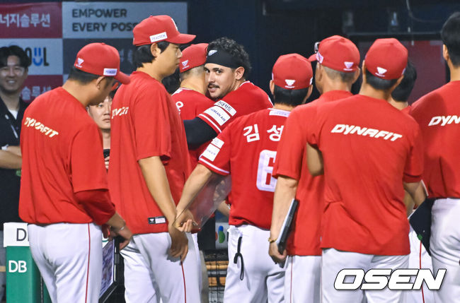 [OSEN=잠실, 박준형 기자] 프로야구SSG 랜더스가 LG 트윈스를 꺾고 4년 만에 위닝시리즈에 성공했다.SSG는 16일 서울 잠실구장에서 열린 2026 KBO리그 LG와 경기에서 장단 13안타를 터뜨리며 6-0으로 승리했다.SSG는 2022년 7월 26~28일 이후 4년 만에 LG와 3연전에서 위닝을 기록했다.경기종료 후 부상 에레디아의 복귀와 함께 고별전 마친 마드리스가 SSG 동료들과 인사를 나누고 있다.      2026.08.16 / soul1014@osen.co.kr