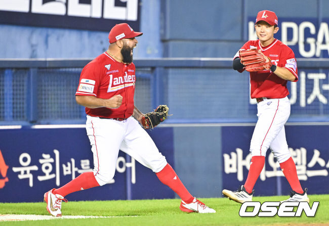 [OSEN=잠실, 박준형 기자] 16일 서울 잠실야구장에서 2026 신한 SOL KBO리그LG 트윈스와SSG 랜더스의 경기가 열렸다.이날 LG는카라스코를, SSG는 아빌라를 선발로 내세웠다.6회말 1사 만루 실점 위기를 넘긴 SSG 아빌라가 환호하고 있다.  2026.08.16 / soul1014@osen.co.kr