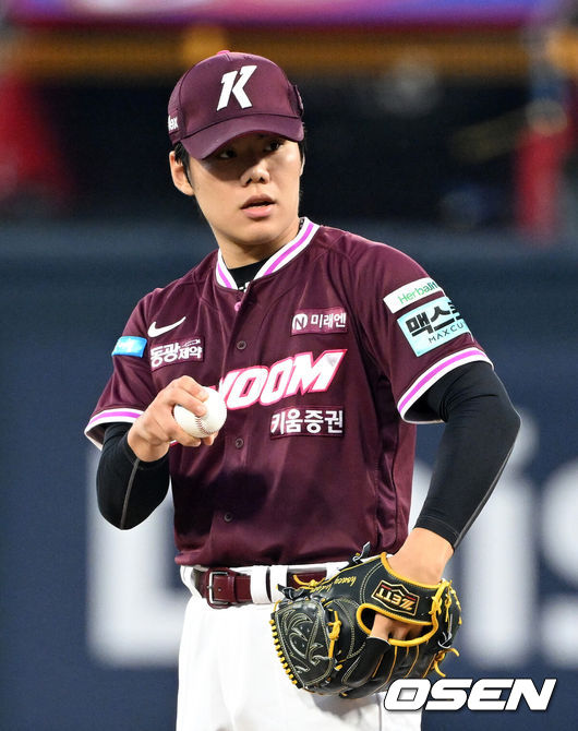 [OSEN=수원, 이대선 기자] 16일 수원 KT위즈파크에서 ‘2026 신한 SOL Bank KBO리그’ KT 위즈와 키움 히어로즈의 경기가 열렸다.KT는 로건, 키움은 김윤하를 선발로 내세웠다.1회말 무사에서 키움 선발투수 김윤하가 역투하고 있다. 2026.08.16 /sunday@osen.co.kr