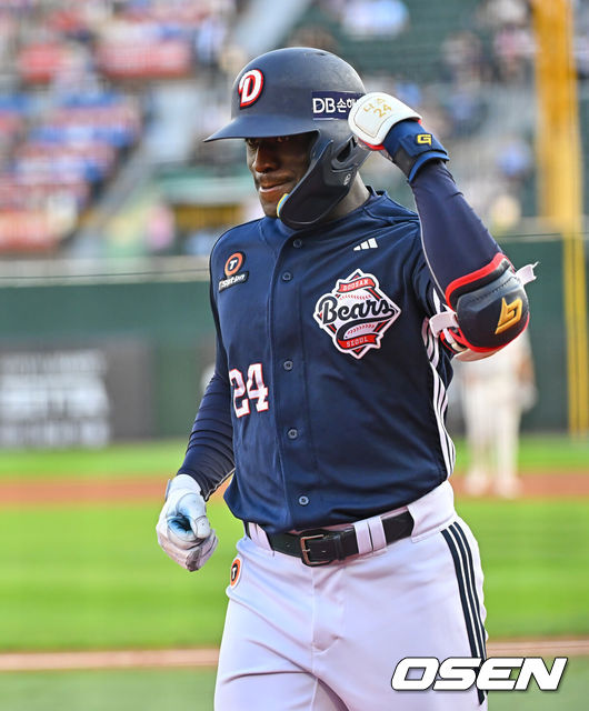 [OSEN=부산, 이석우 기자] 9일 부산 사직야구장에서 2026 신한 SOL KBO 리그 롯데 자이언츠와 두산 베어스의 경기가 열렸다. 홈팀 롯데는 나균안이, 방문팀 두산은 곽빈이 선발 출전했다.두산 베어스 카메론이 1회초 무사 1루 좌월 2점 홈런을 치고 세리머니를 하고 있다. 2026.06.09 / foto0307@osen.co.kr