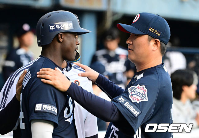 [OSEN=잠실, 지형준 기자] 6일 서울 잠실야구장에서 2026 신한 SOL KBO리그 LG 트윈스와 두산 베어스의 경기가 열렸다.LG는 임찬규, 두산은 최승용을 선발투수로 내세웠다.경기에 앞서 두산 이진영 코치가 카메론과 이야기를 나누고 있다. 2026.05.06/ jpnews@osen.co.kr
